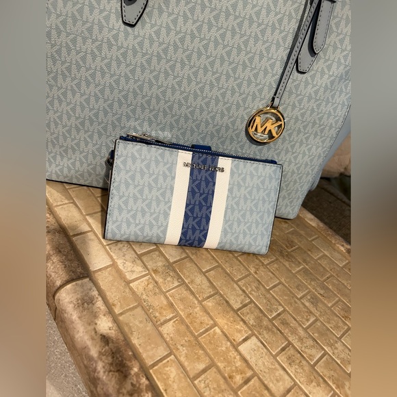 Gorgeous light blue Michael Kors bag AND matching wallet - Picture 5 of 7